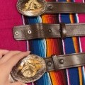 Cinturón de piel con hebilla de metal con caballo y herradura