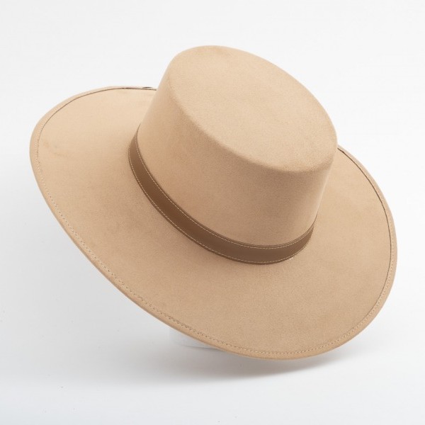 Sombrero de ala ancha color beige 