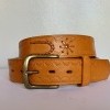 Cinturón liso con aplicaciones trenzadas caldero