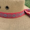 Cintilla para sombrero tejida a mano en tonos rojos