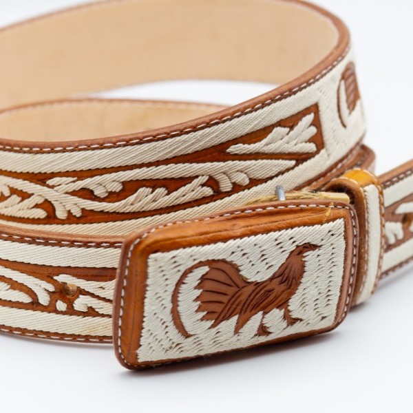 Cinturón artesano de piel con Gallo bordado en hilo de cáñamo y hebilla cuadrada 